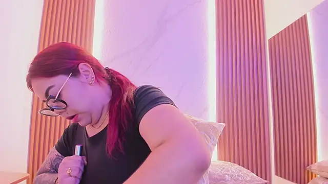 Snapshot of juicy_led_ chatting on 02.24.25 juicy led online show from 02.24.25