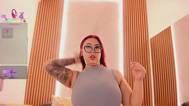 Snapshot of juicy_led_ chatting on 03.21.25 juicy led online show from 03.21.25