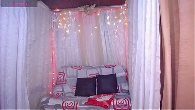 Snapshot of Ana_off_alana chatting on 10.13.25 Ana off alana online show from 10.13.25