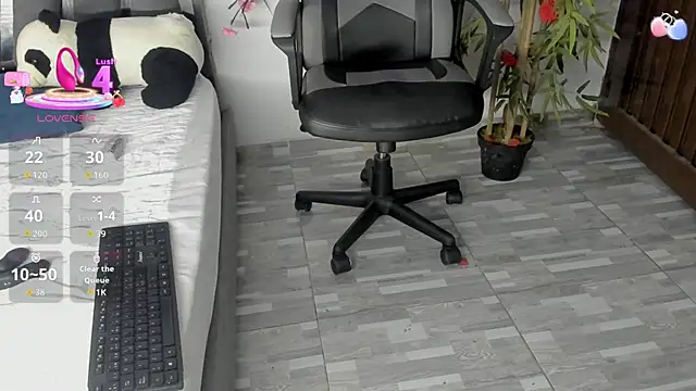 Snapshot of Black_Rose2 chatting on 10.01.25 Black Rose2 online show from 10.01.25