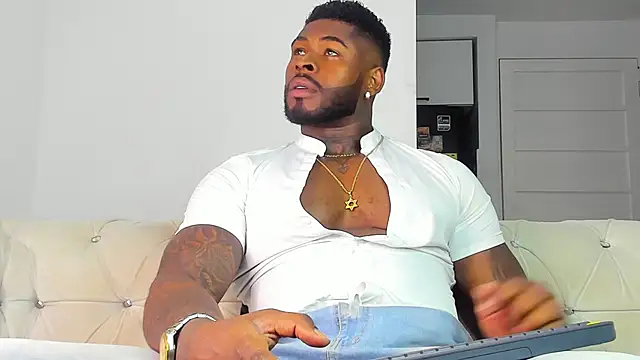 Snapshot of Makonneen chatting on 10.24.25 Makonneen online show from 10.24.25