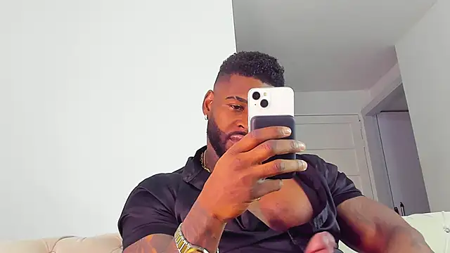 Snapshot of Makonneen chatting on 11.04.25 Makonneen online show from 11.04.25