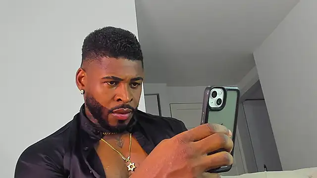 Snapshot of Makonneen chatting on 11.07.25 Makonneen online show from 11.07.25