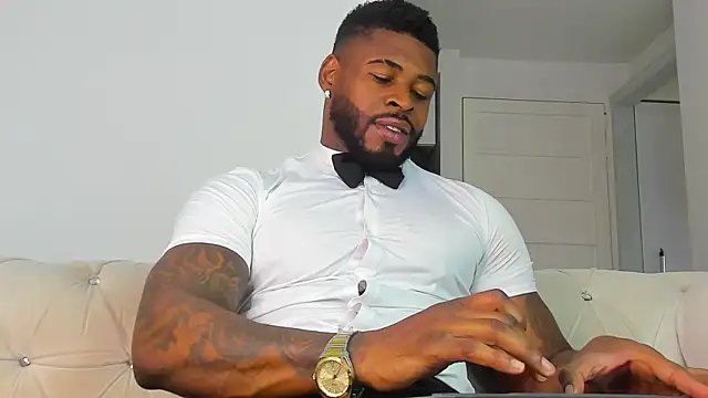 Snapshot of Makonneen chatting on 11.07.25 Makonneen online show from 11.07.25