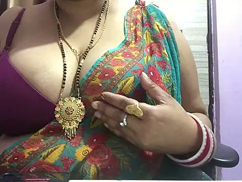 Snapshot of Desi_bhabhiii chatting on 02.15.25 Desi bhabhiii online show from 02.15.25