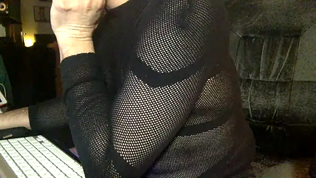 Snapshot of tomz0819 chatting on 11.03.25 tomz0819 online show from 11.03.25