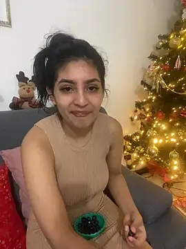 cloe small online show from 12.04.24