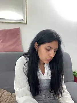 cloe small online show from 01.23.25