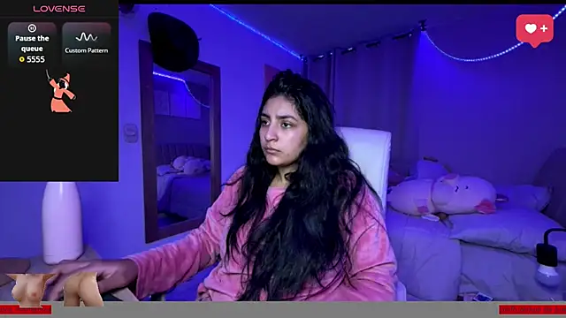 cloe small online show from 10.12.25