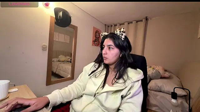 cloe small online show from 10.22.25