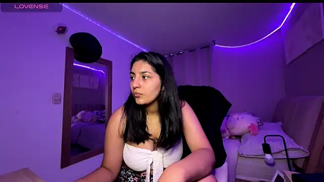 cloe small online show from 11.04.25