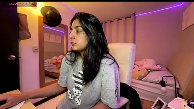 cloe small online show from 11.06.25