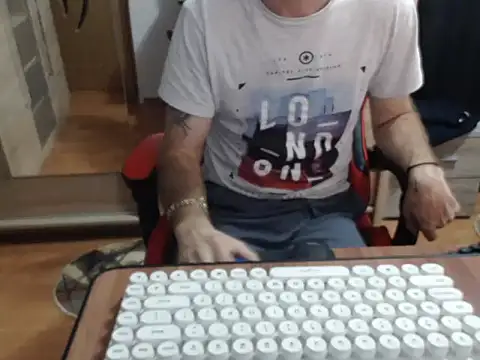 Snapshot of uncutguy01 chatting on 09.30.25 uncutguy01 online show from 09.30.25