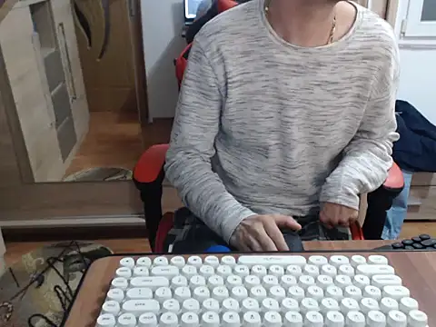 Snapshot of uncutguy01 chatting on 10.04.25 uncutguy01 online show from 10.04.25