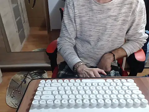 Snapshot of uncutguy01 chatting on 10.05.25 uncutguy01 online show from 10.05.25