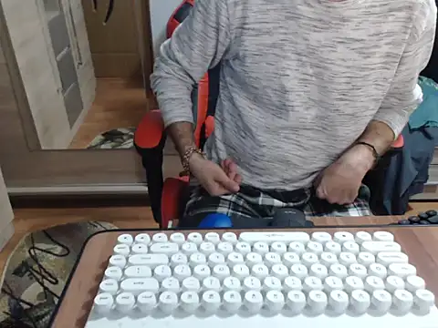 Snapshot of uncutguy01 chatting on 10.08.25 uncutguy01 online show from 10.08.25