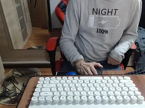 Snapshot of uncutguy01 chatting on 10.11.25 uncutguy01 online show from 10.11.25