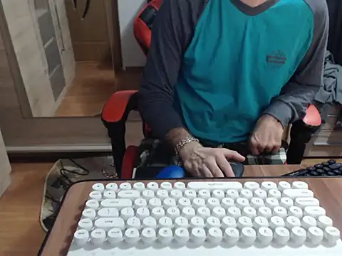 Snapshot of uncutguy01 chatting on 10.12.25 uncutguy01 online show from 10.12.25