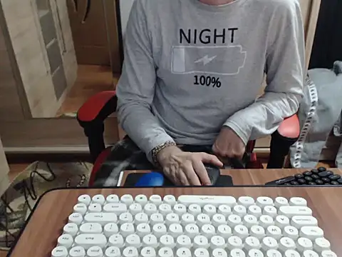 Snapshot of uncutguy01 chatting on 10.15.25 uncutguy01 online show from 10.15.25