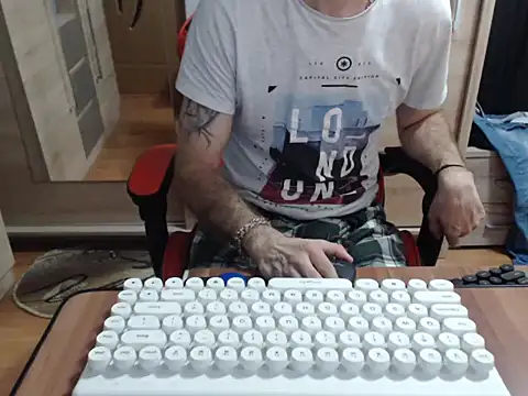 Snapshot of uncutguy01 chatting on 10.18.25 uncutguy01 online show from 10.18.25