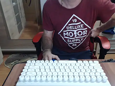 Snapshot of uncutguy01 chatting on 10.21.25 uncutguy01 online show from 10.21.25