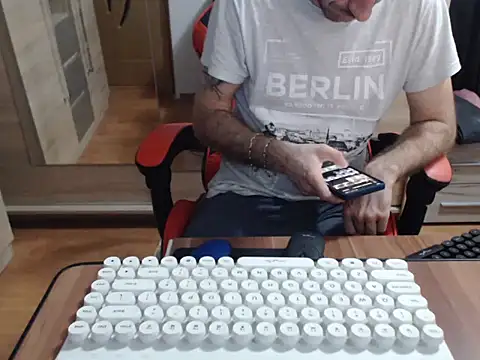 Snapshot of uncutguy01 chatting on 10.23.25 uncutguy01 online show from 10.23.25