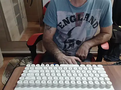 Snapshot of uncutguy01 chatting on 10.25.25 uncutguy01 online show from 10.25.25