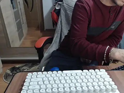 Snapshot of uncutguy01 chatting on 11.05.25 uncutguy01 online show from 11.05.25