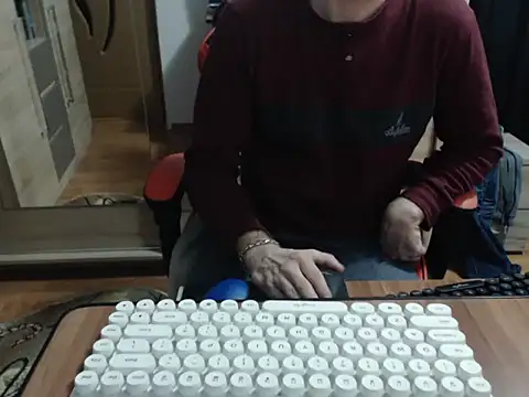 Snapshot of uncutguy01 chatting on 11.07.25 uncutguy01 online show from 11.07.25