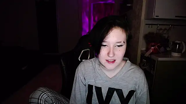 Snapshot of Kira_Bakker chatting on 03.18.25 Kira Bakker online show from 03.18.25