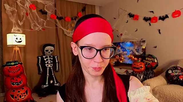 Snapshot of BettyBrowni chatting on 10.29.25 BettyBrowni online show from 10.29.25