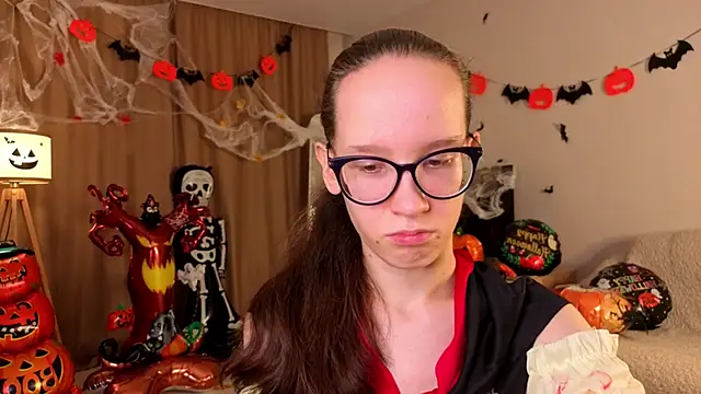 Snapshot of BettyBrowni chatting on 10.31.25 BettyBrowni online show from 10.31.25