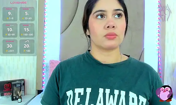 Snapshot of ThyaraJhons chatting on 09.10.25 ThyaraJhons online show from 09.10.25