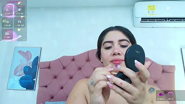 Snapshot of ThyaraJhons chatting on 11.06.25 ThyaraJhons online show from 11.06.25