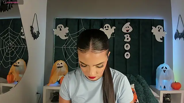 Snapshot of IsabellaGrey19 chatting on 10.15.25 IsabellaGrey19 online show from 10.15.25