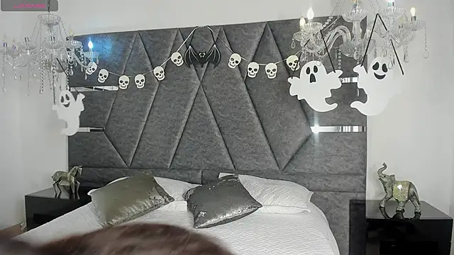 Snapshot of IsabellaGrey19 chatting on 10.17.25 IsabellaGrey19 online show from 10.17.25