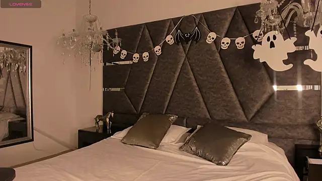 Snapshot of IsabellaGrey19 chatting on 10.28.25 IsabellaGrey19 online show from 10.28.25