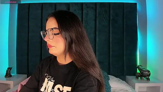 Snapshot of IsabellaGrey19 chatting on 11.16.25 IsabellaGrey19 online show from 11.16.25