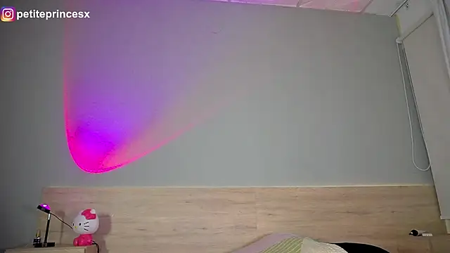 Snapshot of petitevictoria chatting on 01.18.25 petitevictoria online show from 01.18.25