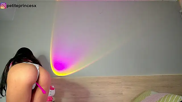 Snapshot of petitevictoria chatting on 01.21.25 petitevictoria online show from 01.21.25