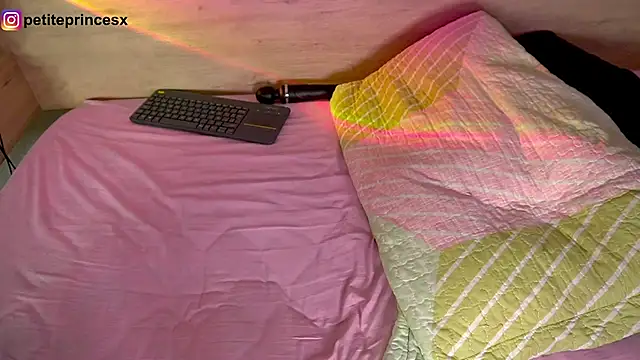 Snapshot of petitevictoria chatting on 02.06.25 petitevictoria online show from 02.06.25