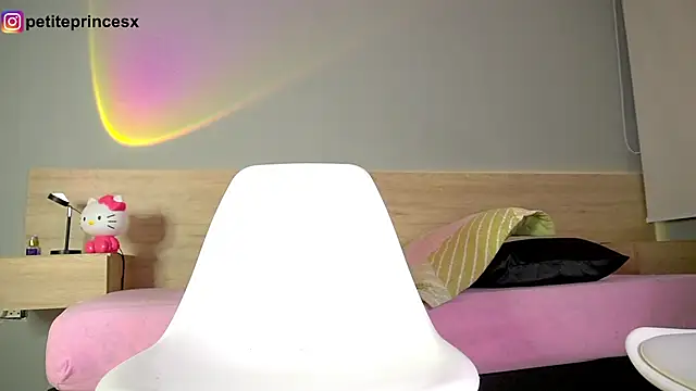 Snapshot of petitevictoria chatting on 02.19.25 petitevictoria online show from 02.19.25