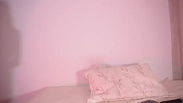 Snapshot of petitevictoria chatting on 10.31.25 petitevictoria online show from 10.31.25