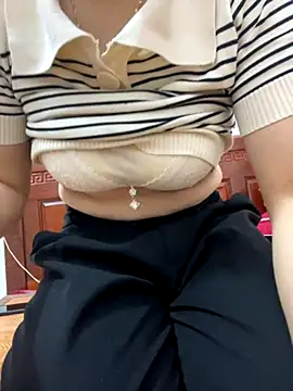 Snapshot of Milk_Mom99 chatting on 11.01.25 Milk Mom99 online show from 11.01.25