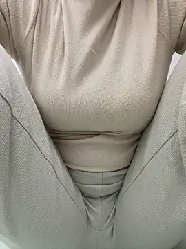 Snapshot of Milk_Mom99 chatting on 11.05.25 Milk Mom99 online show from 11.05.25