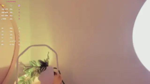 Snapshot of katiepeach_ chatting on 10.06.25 katiepeach online show from 10.06.25