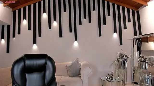 Snapshot of VictoriaMilan_ chatting on 02.12.25 VictoriaMilan online show from 02.12.25