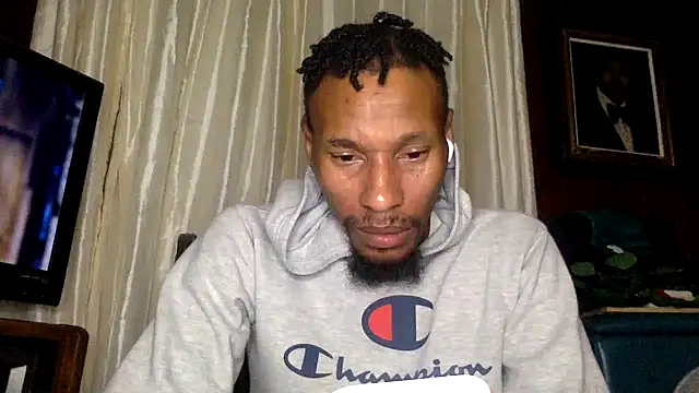 Snapshot of KingDerRico chatting on 11.08.25 KingDerRico online show from 11.08.25