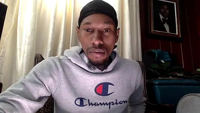 Snapshot of KingDerRico chatting on 11.13.25 KingDerRico online show from 11.13.25