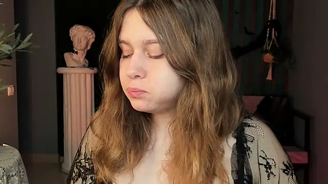 Snapshot of FioraMarmoris chatting on 10.31.25 FioraMarmoris online show from 10.31.25